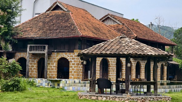 Toàn cảnh khối biệt thự nghỉ dưỡng đá trên thảm cỏ xanh