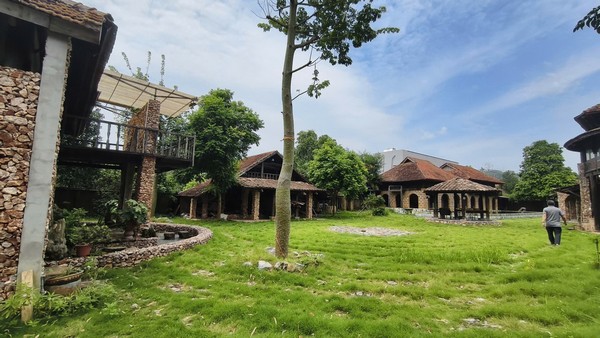 Thảm cỏ xanh trước sảnh