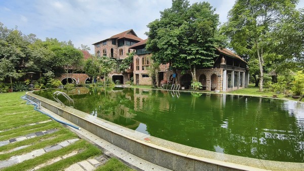 Hồ nước sinh thái phía trước khu biệt thự