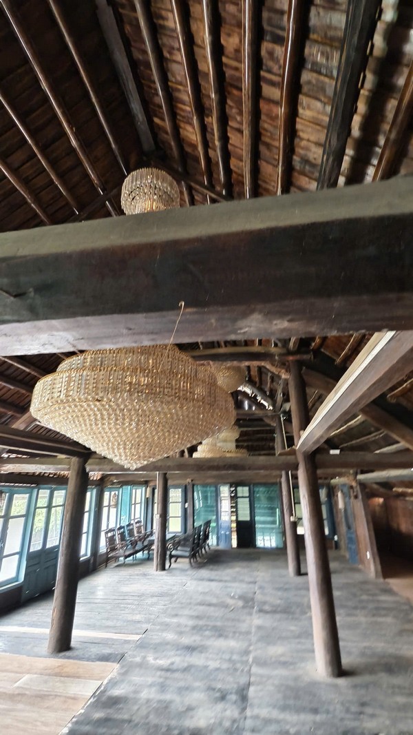 Chi tiết xà lòng và đèn lồng mây tre