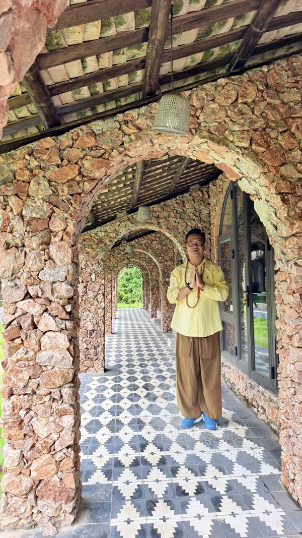 Hành lang vòm cuốn đá chẻ chạy dài hun hút