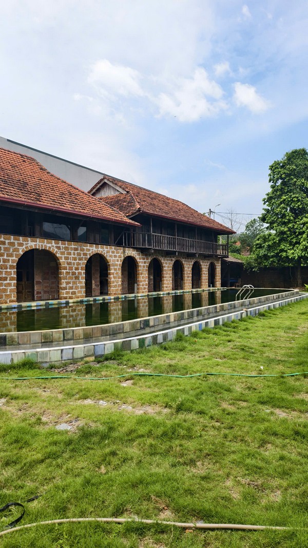 Triền cỏ dốc ven hông
