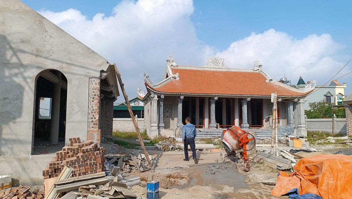 Toàn cảnh mặt tiền Chùa Làng xã Bình Minh vừa lợp xong ngói đỏ