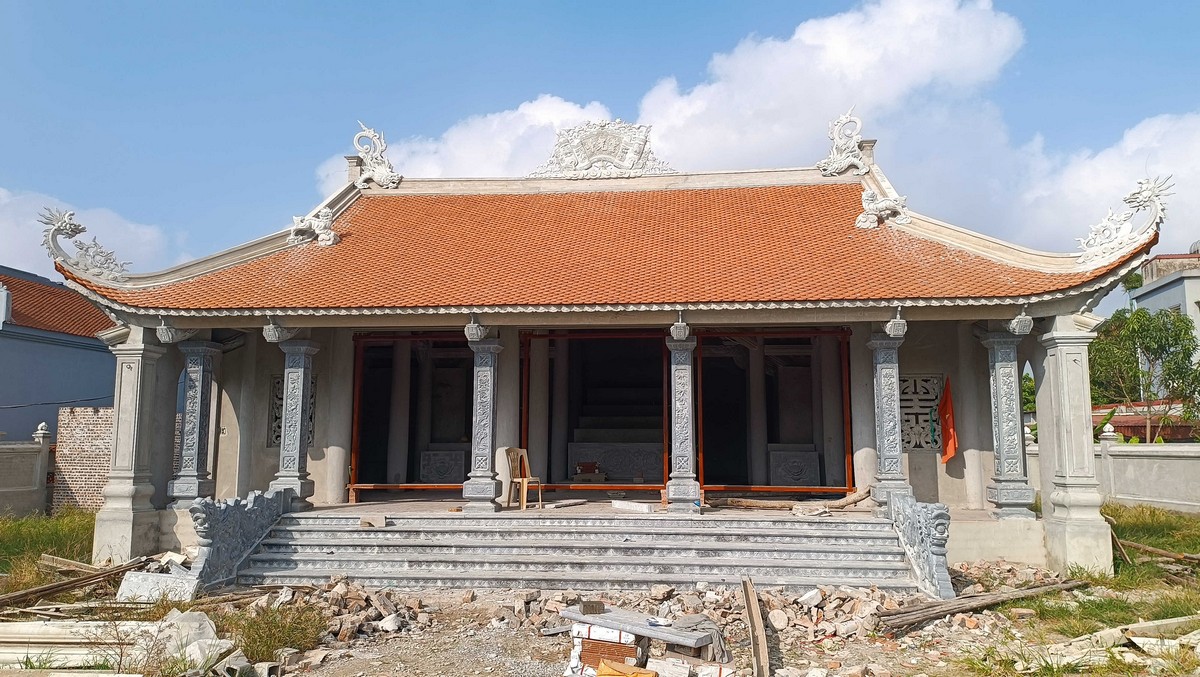 Chính diện hàng cột hiên và gian giữa