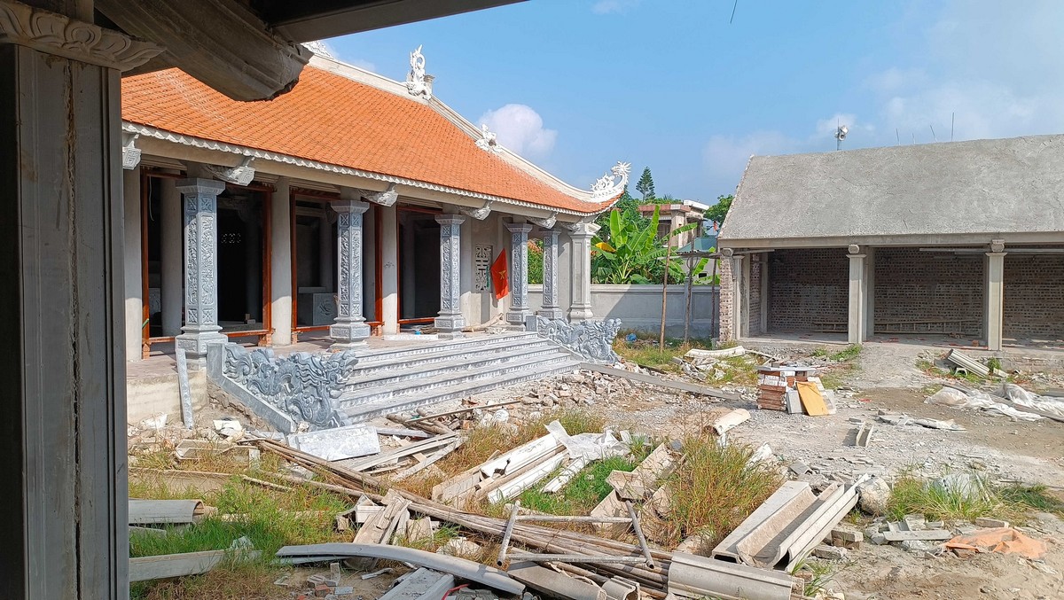 Góc nhìn toàn cảnh sân chùa và hàng cây xanh