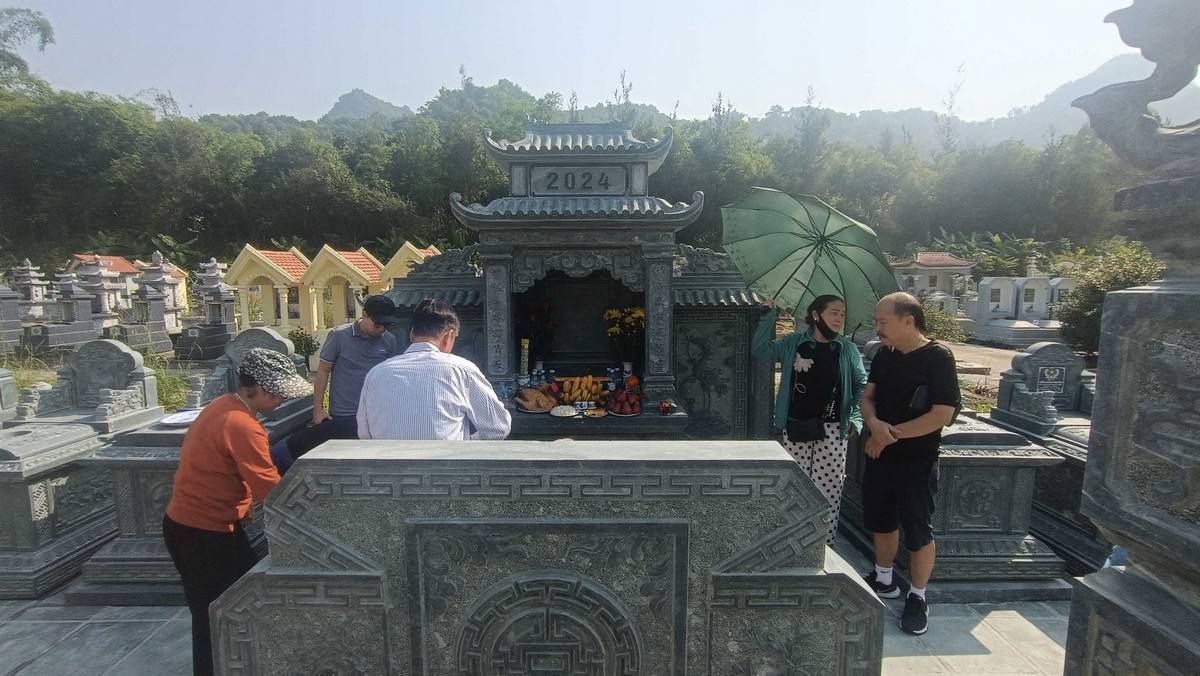 Bàn lễ đá và lư hương