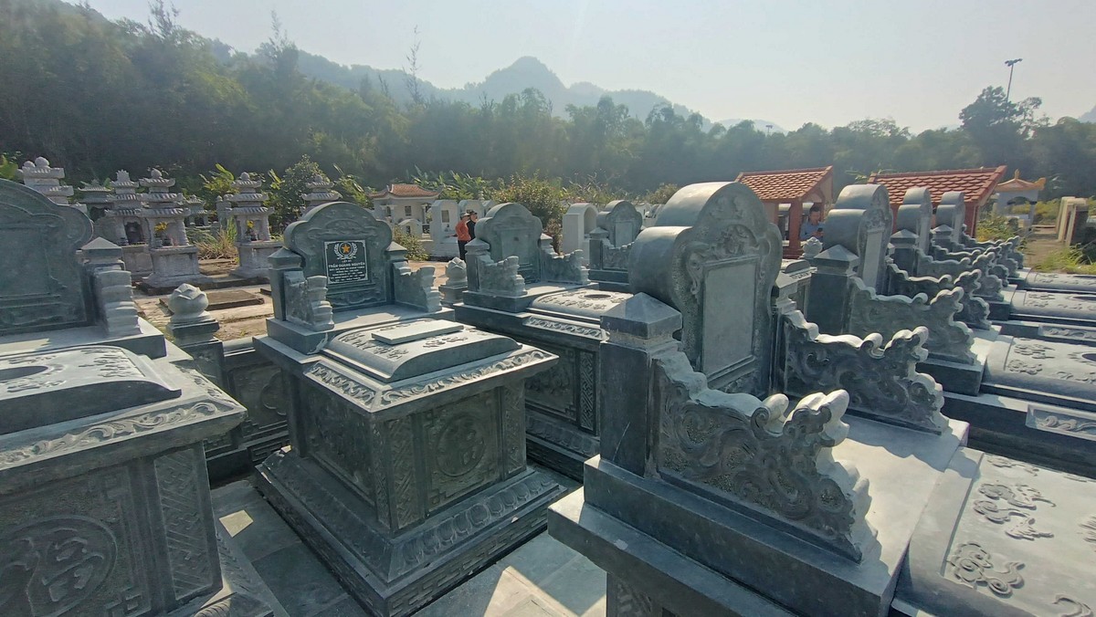 Chính diện am thờ đá ba mái