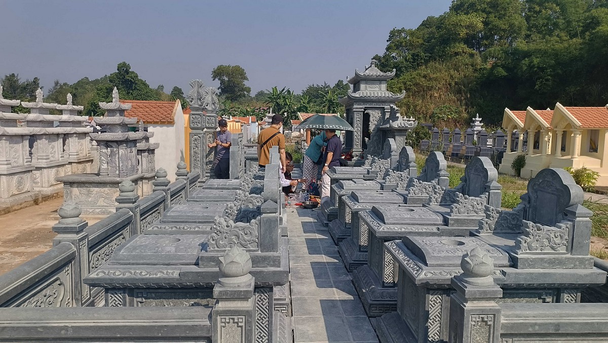 Hàng mộ phía sau