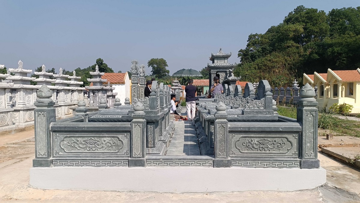 Chính diện mặt tiền hàng mộ đá