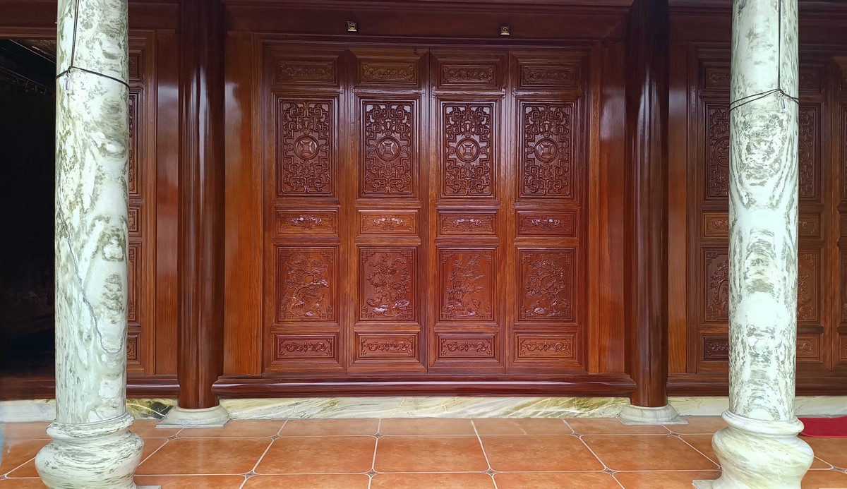 Hàng hiên và hệ cửa bức bàn gian chính