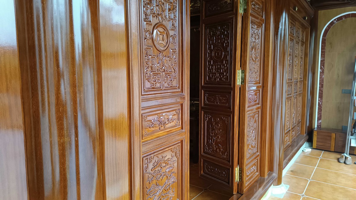 Ngưỡng cửa mở nhìn vào gian thờ