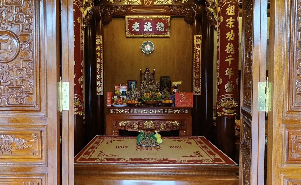 Chính diện gian thờ với hoành phi Đức Lưu Quang