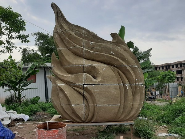 Khối tượng đài ngọn đuốc lửa thiêng