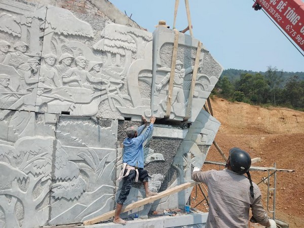Cận cảnh đường nét đục chạm nổi trên mảng đá lớn