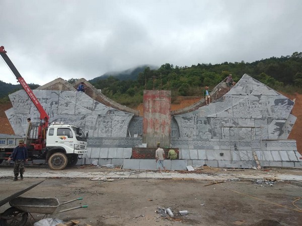 Xe cẩu định vị từng mảng phù điêu lên hệ móng bê tông