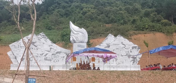 Toàn cảnh khối tượng đài phù điêu lịch sử Bản Lướt trong quá trình hoàn thiện