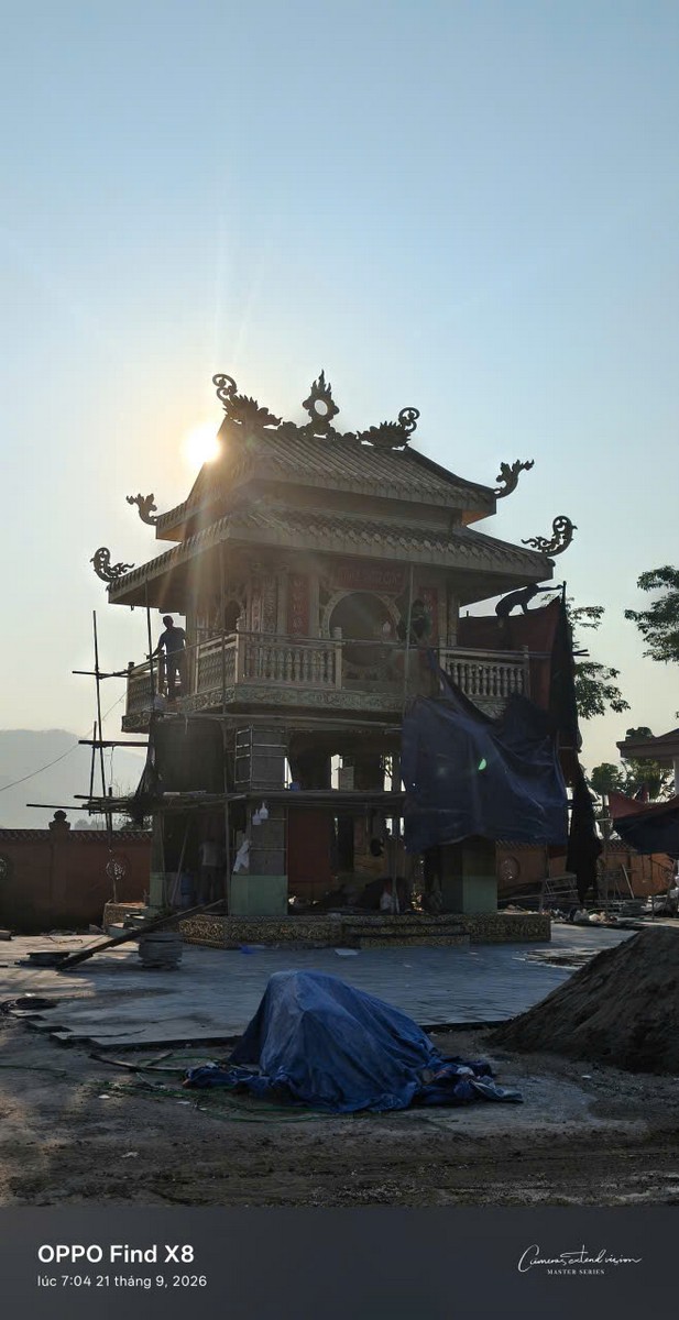 Khối lầu mái giữa trời thu