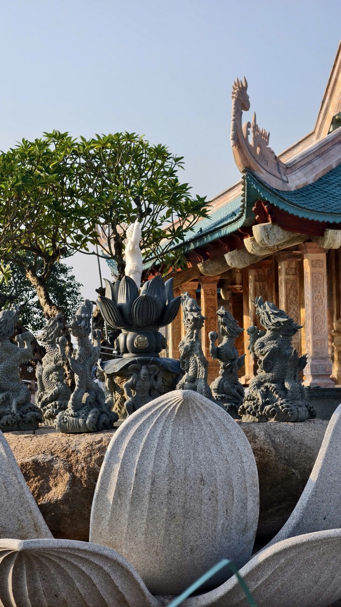 Lầu chuông đá và tượng Phật