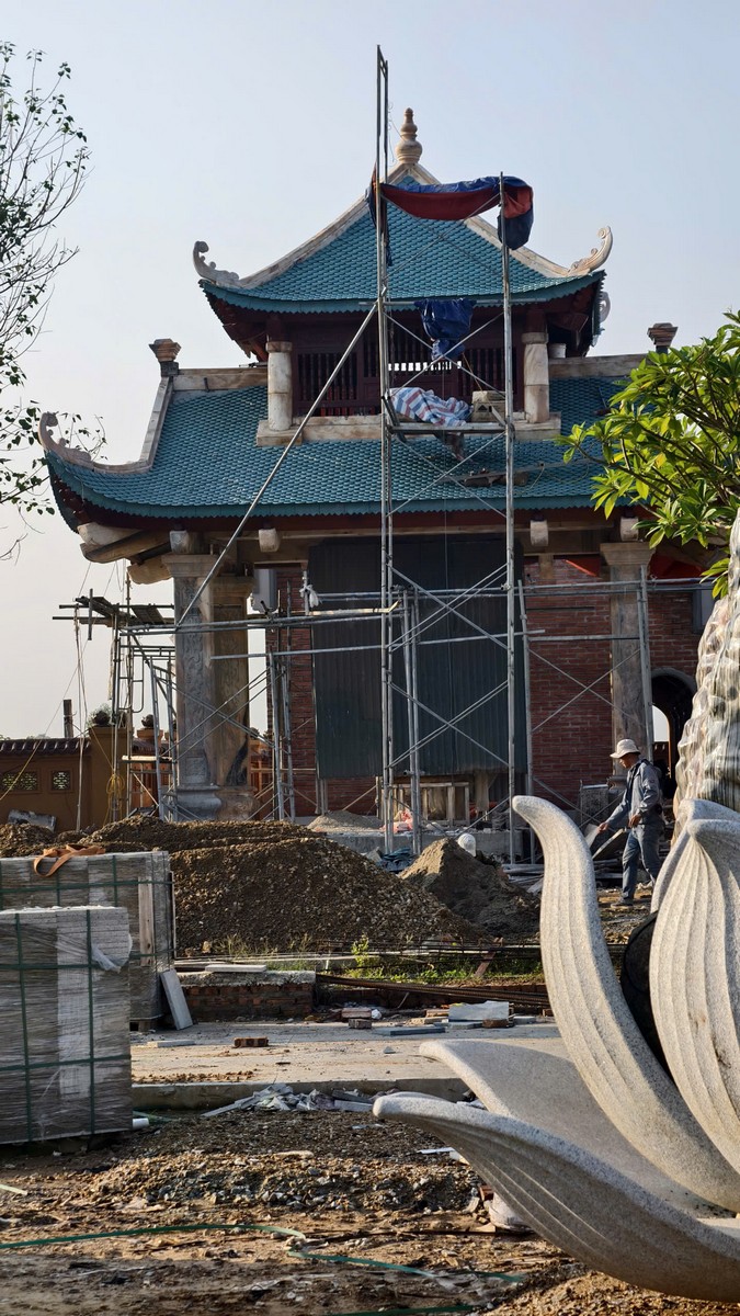 Tháp lầu và cảnh quan chùa
