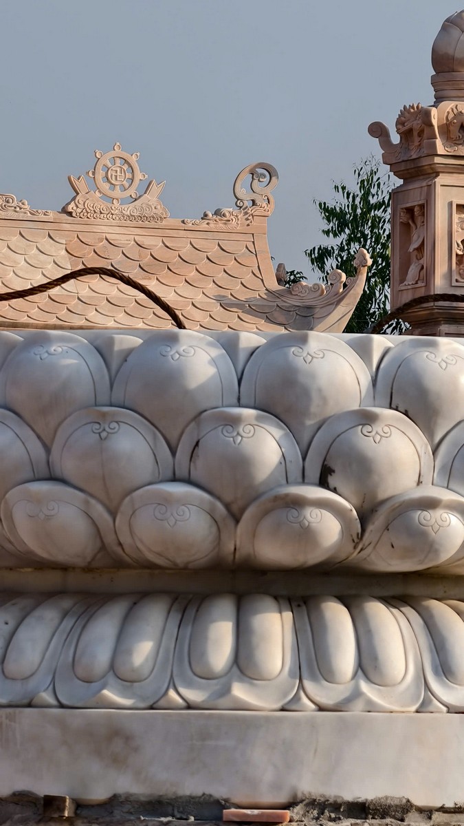 Hoa văn mây cuộn đục nổi