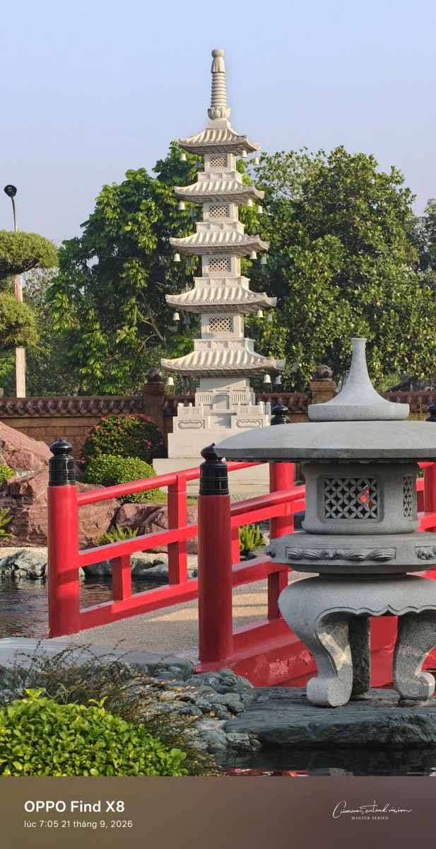 Tháp đá nhiều tầng vươn cao