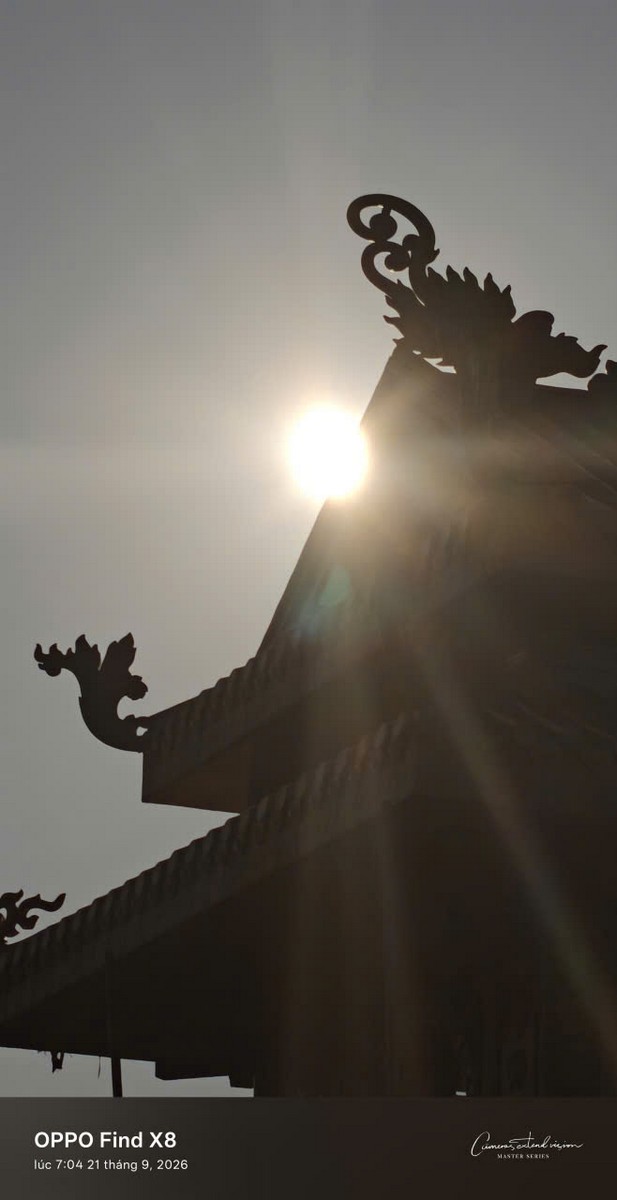 Góc mái đao cong ngược sáng