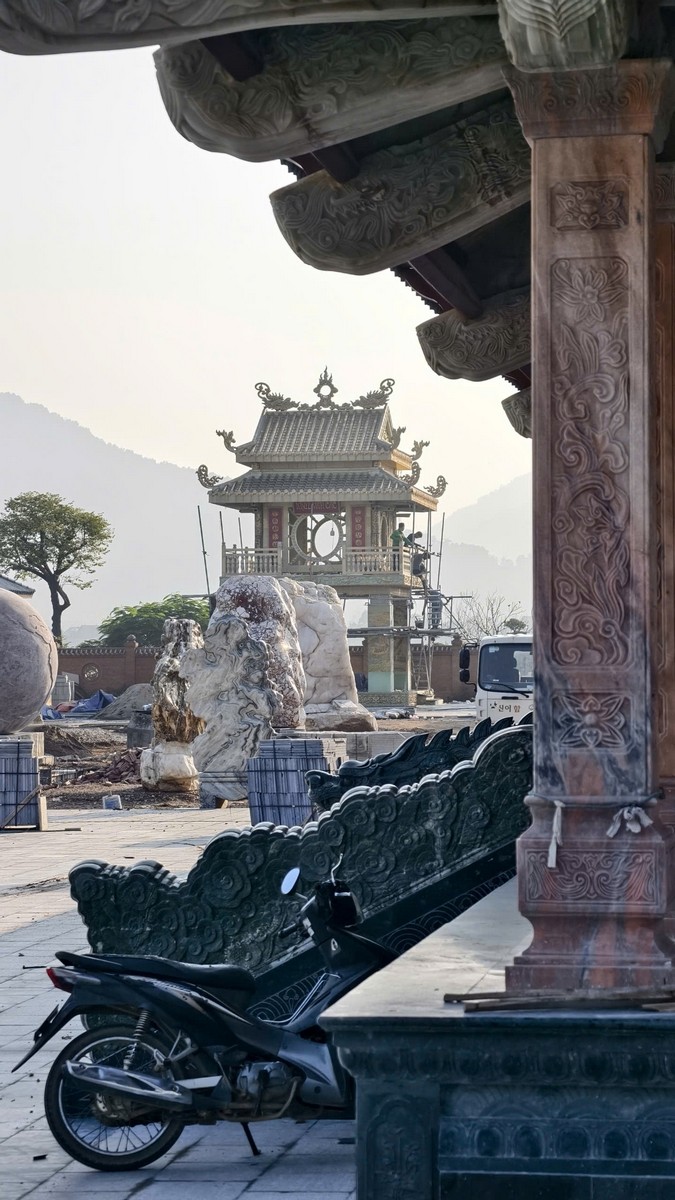 Khối kiến trúc và lan can đá