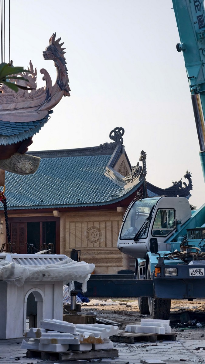 Khối công trình và sân đá