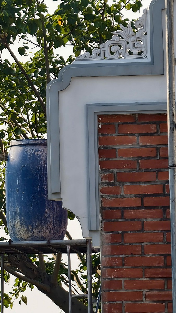 Góc tường gạch và đầu đao vươn cao