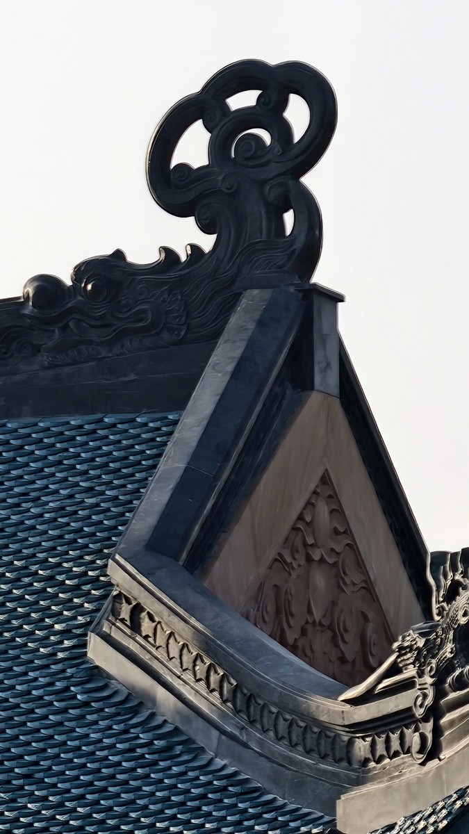 Đường bờ mái vút cong sắc nét