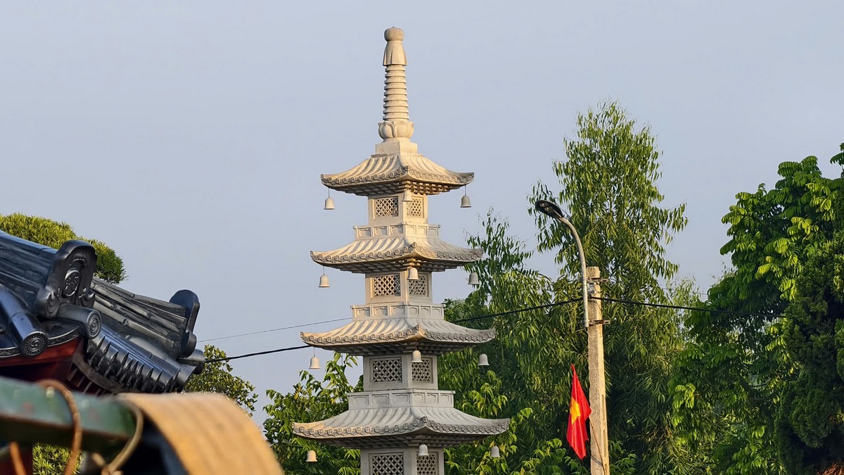 Tháp đá nhiều tầng vươn cao