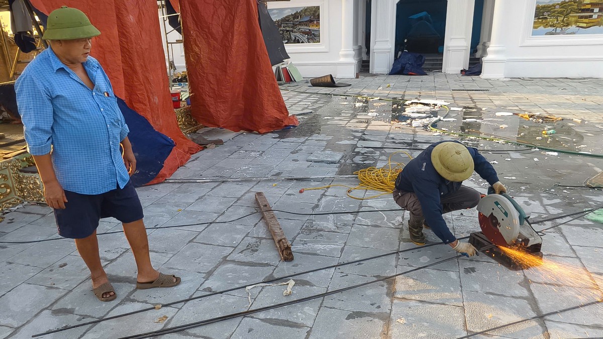 Công nhân miết mạch và làm sạch nền
