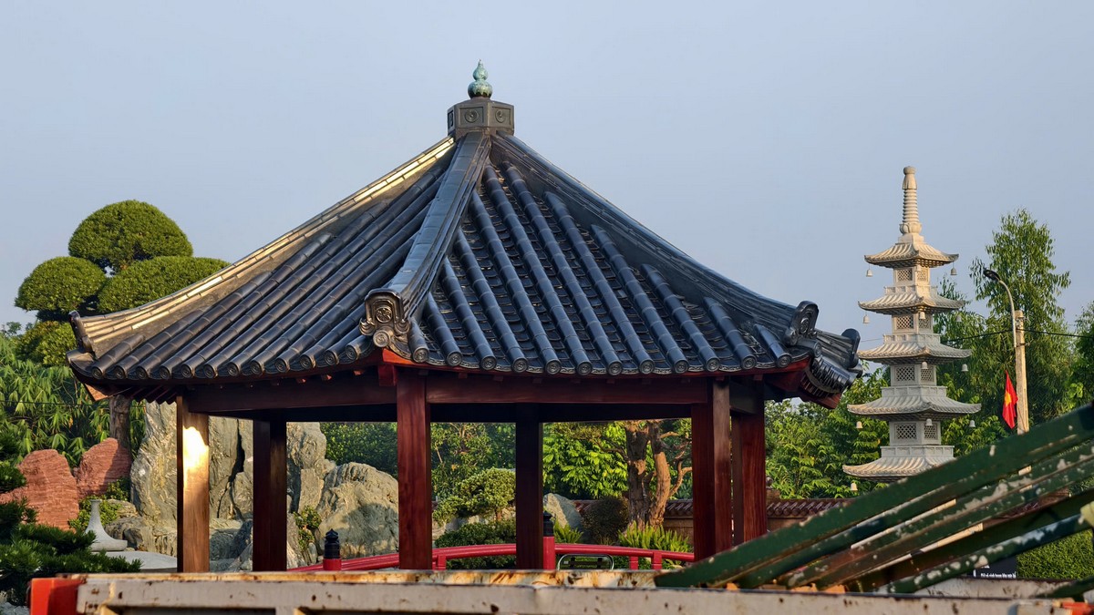 Lầu bát giác ngói lưu ly xanh