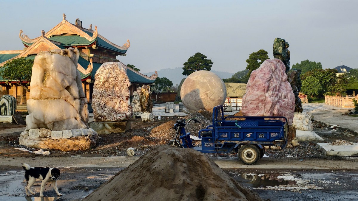 Vận chuyển đá trang trí sân chùa