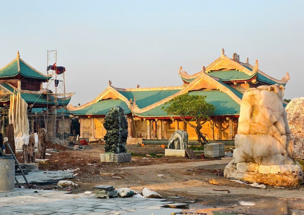 Cụm mái ngói lưu ly cổ kính