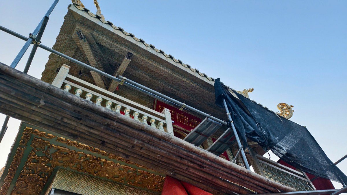 Hệ dầm mộc và lan can gác lầu