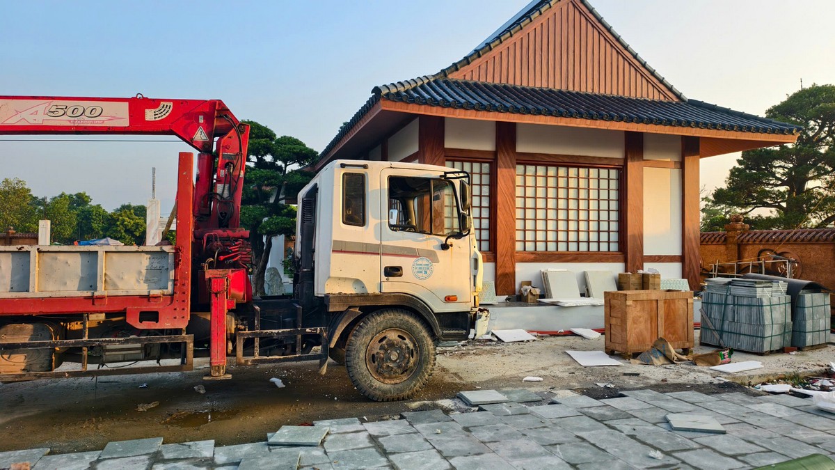 Xe cẩu chuyên dụng hỗ trợ lắp dựng