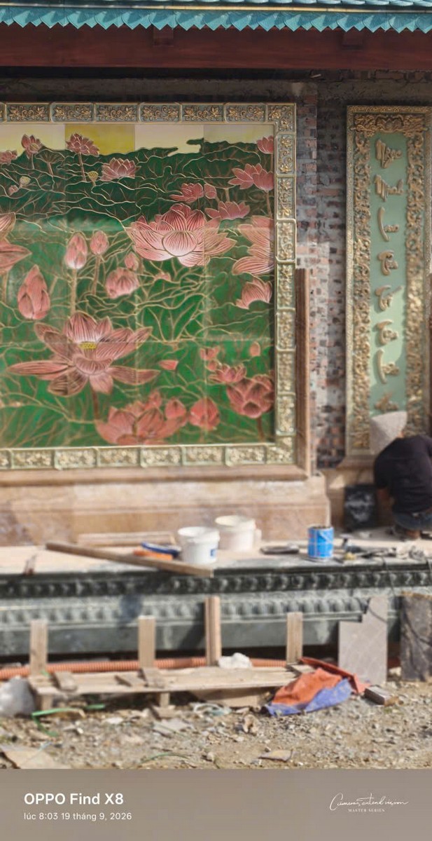 Bề mặt phiến đá chạm nổi tranh sơn thủy