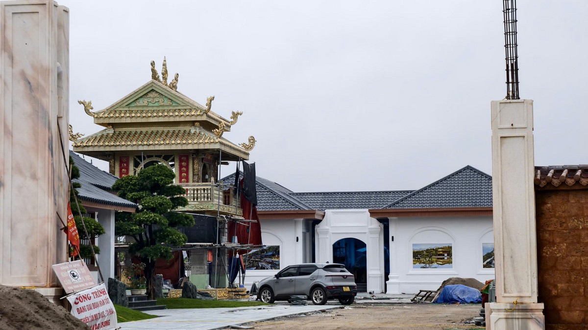 Cổng phụ và lầu mái nhìn từ xa