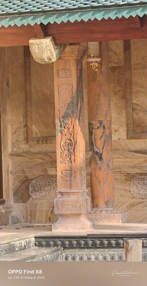 Hàng hiên cột gỗ vững chãi