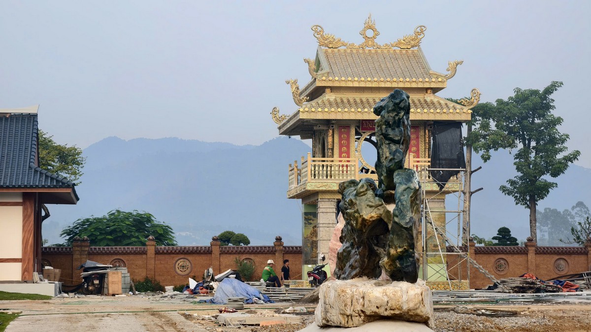 Toàn cảnh cụm tháp lầu và tượng pháp uy nghiêm