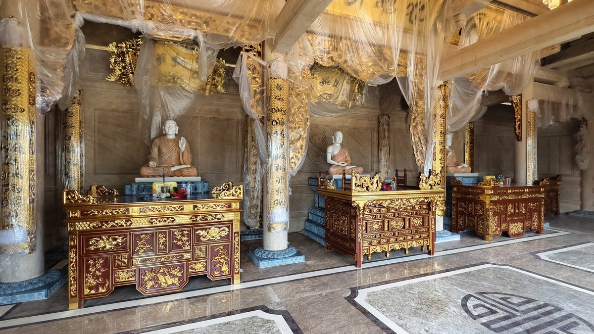 Không gian ban thờ bên tả
