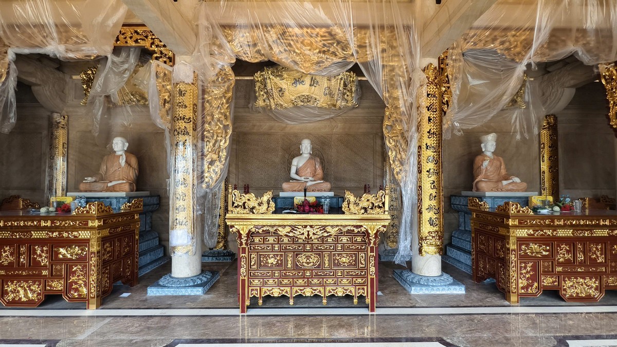 Gian chính diện trung tâm nội điện