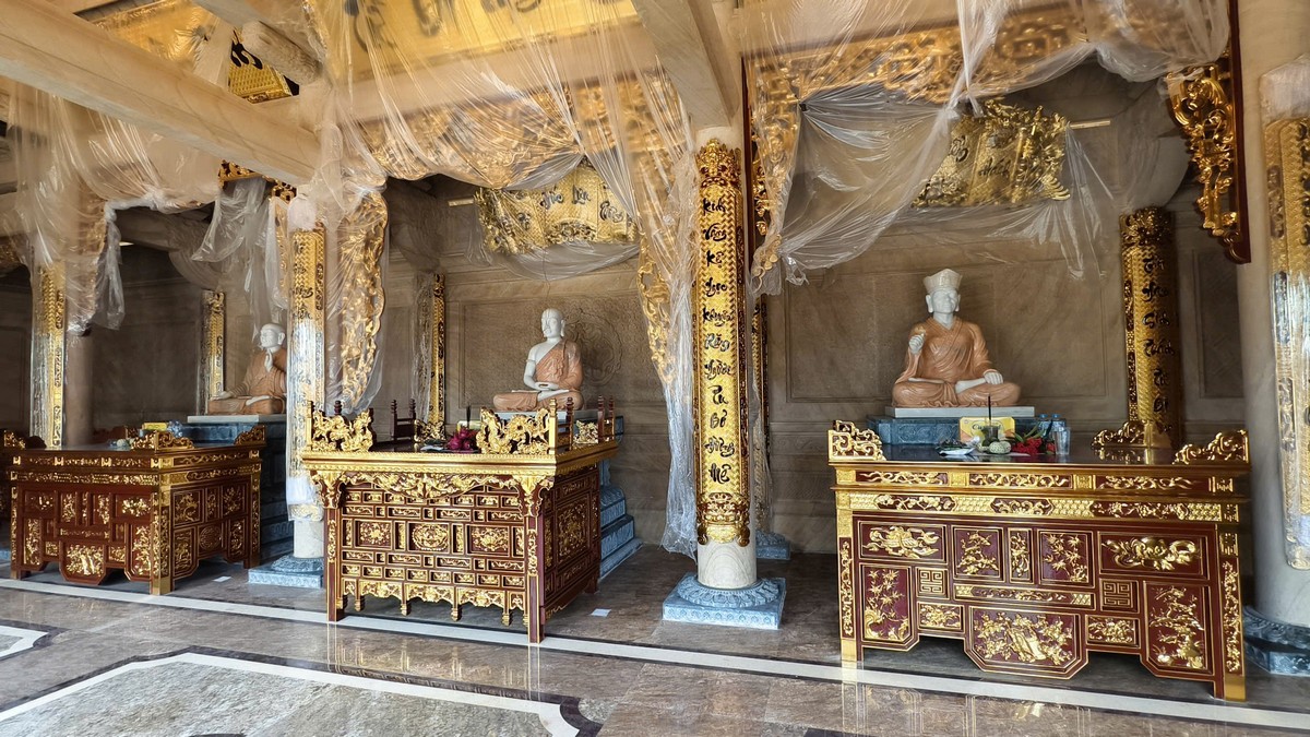 Không gian ban thờ bên hữu