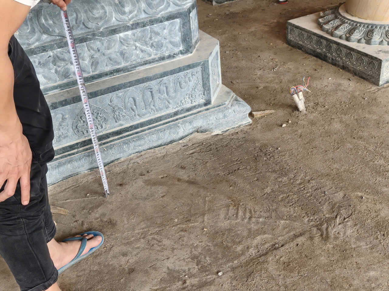 Định vị chân bệ đá chạm hoa sen