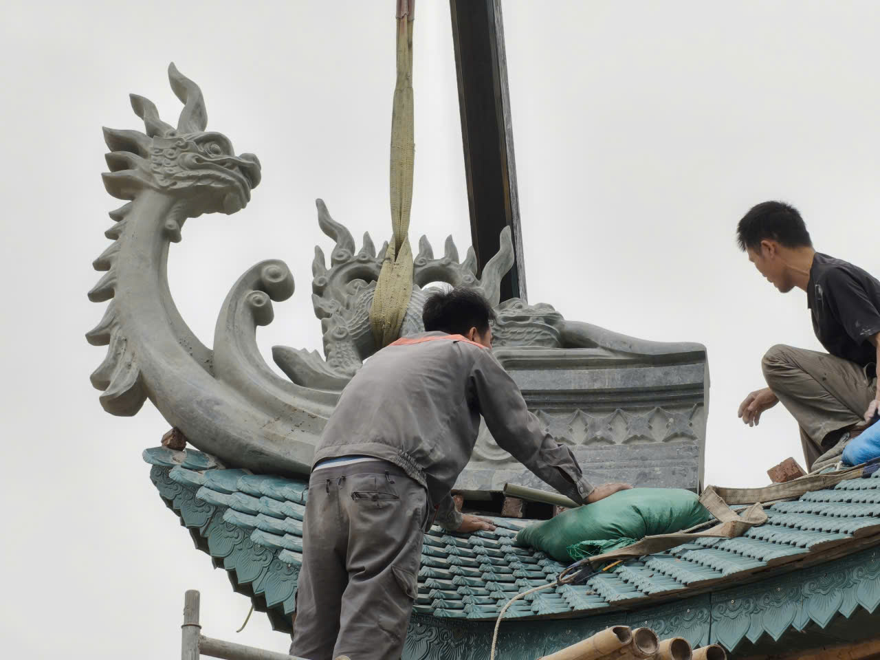 Nghệ nhân đắp vữa chi tiết rồng