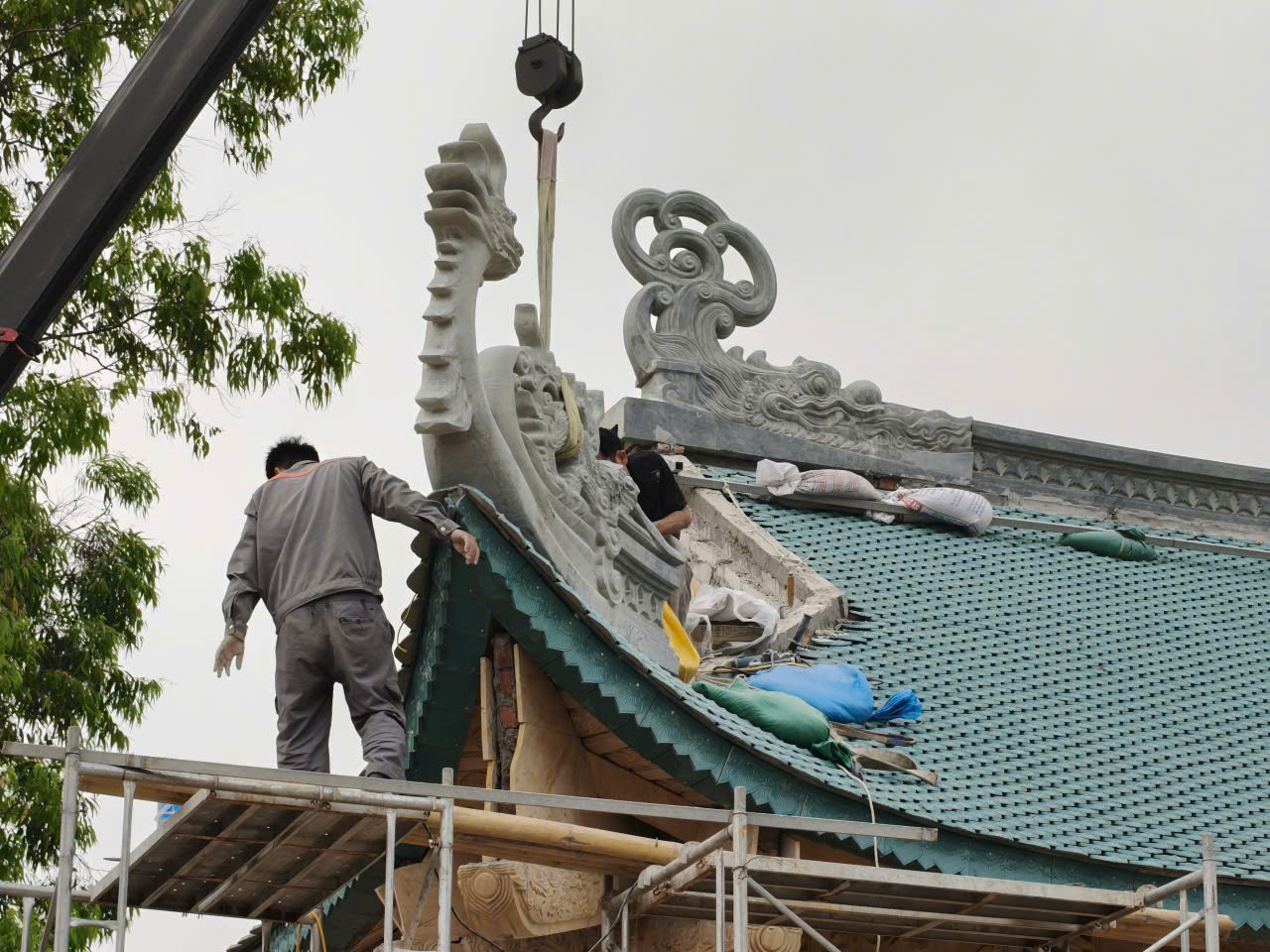 Đo đạc kiểm tra độ nghiêng giàn giáo