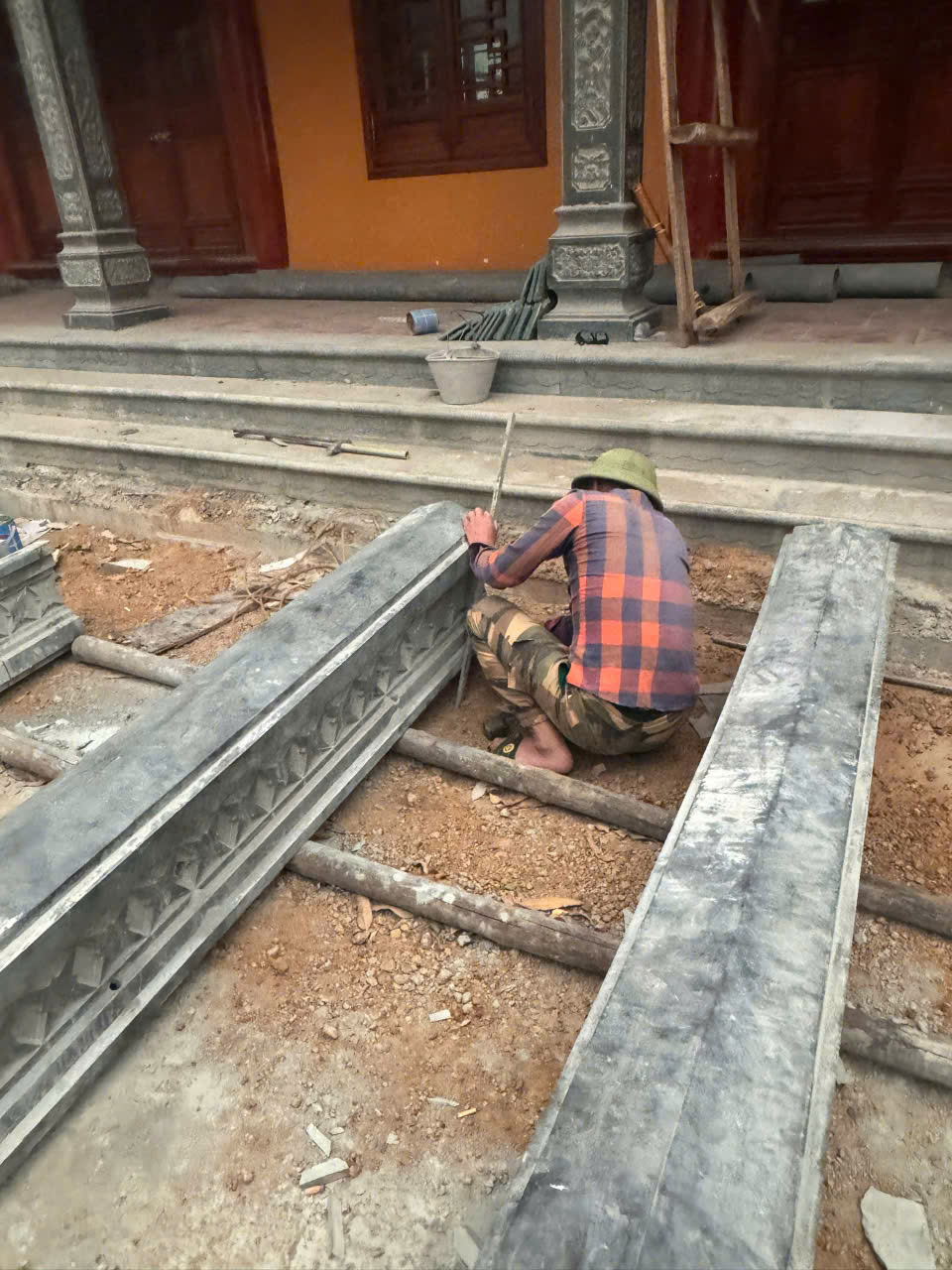 Thi công miết mạch nền gạch