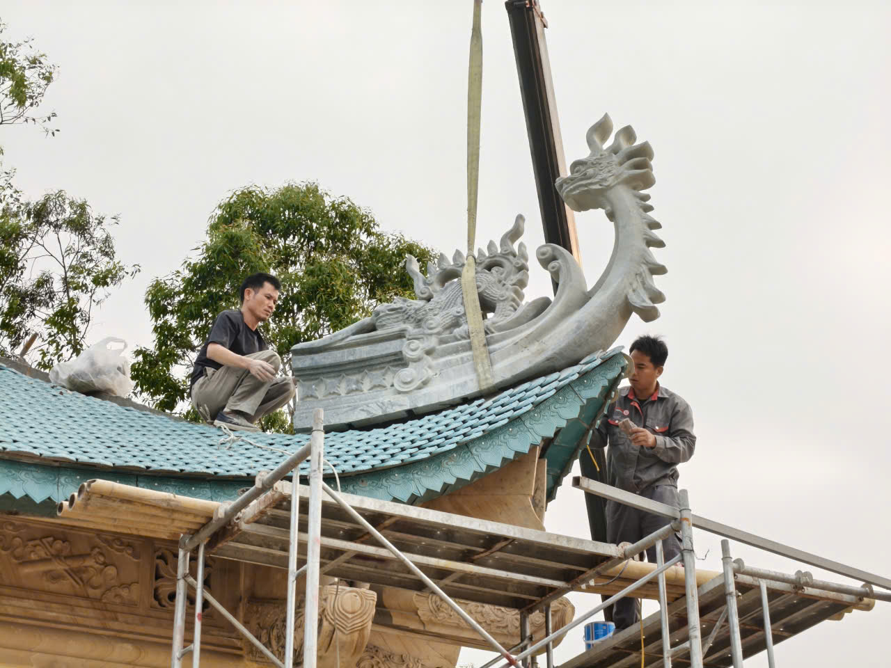 Lớp ngói mũi hài tráng men