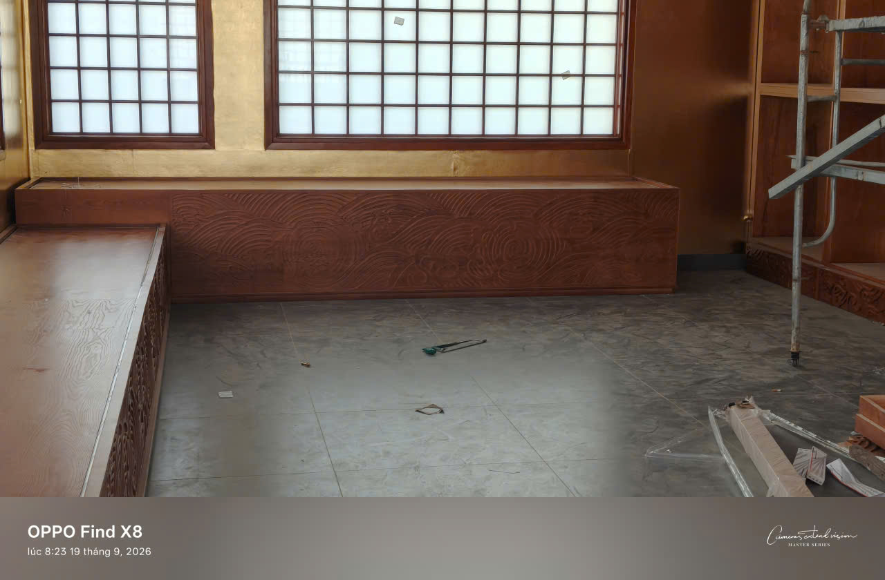 Không gian trưng bày chạy dài dọc hệ cửa sổ ô nan